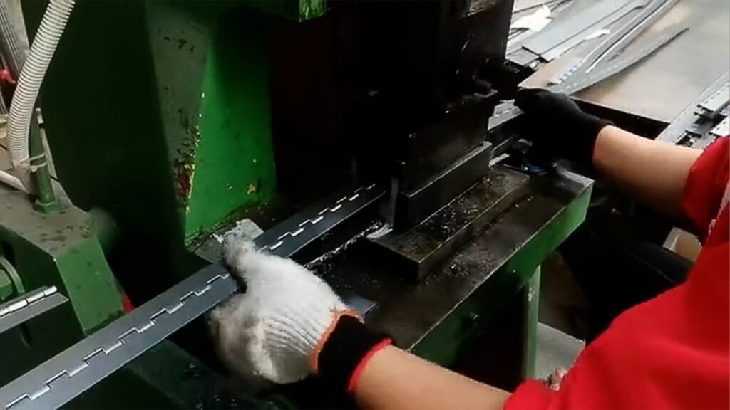 Applications of Heavy-Duty Gas Struts in Industrial Settings – Schutts Industrial Solutions
